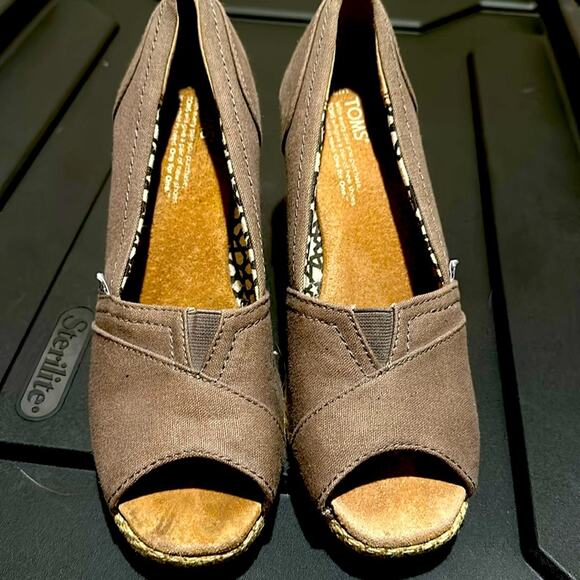 Toms ash grey calypso peep toe slip on wedge sz 7.5 - Picture 1 of 4